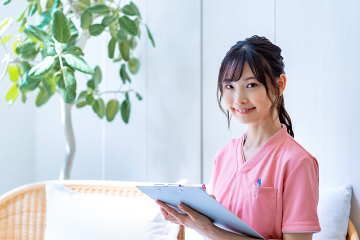 離れ目が気になる方は美容医療で根本から改善してみては?